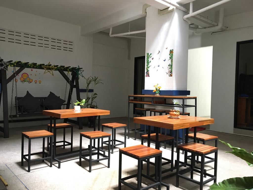 Phuthara Hostel 푸껫 외부 사진