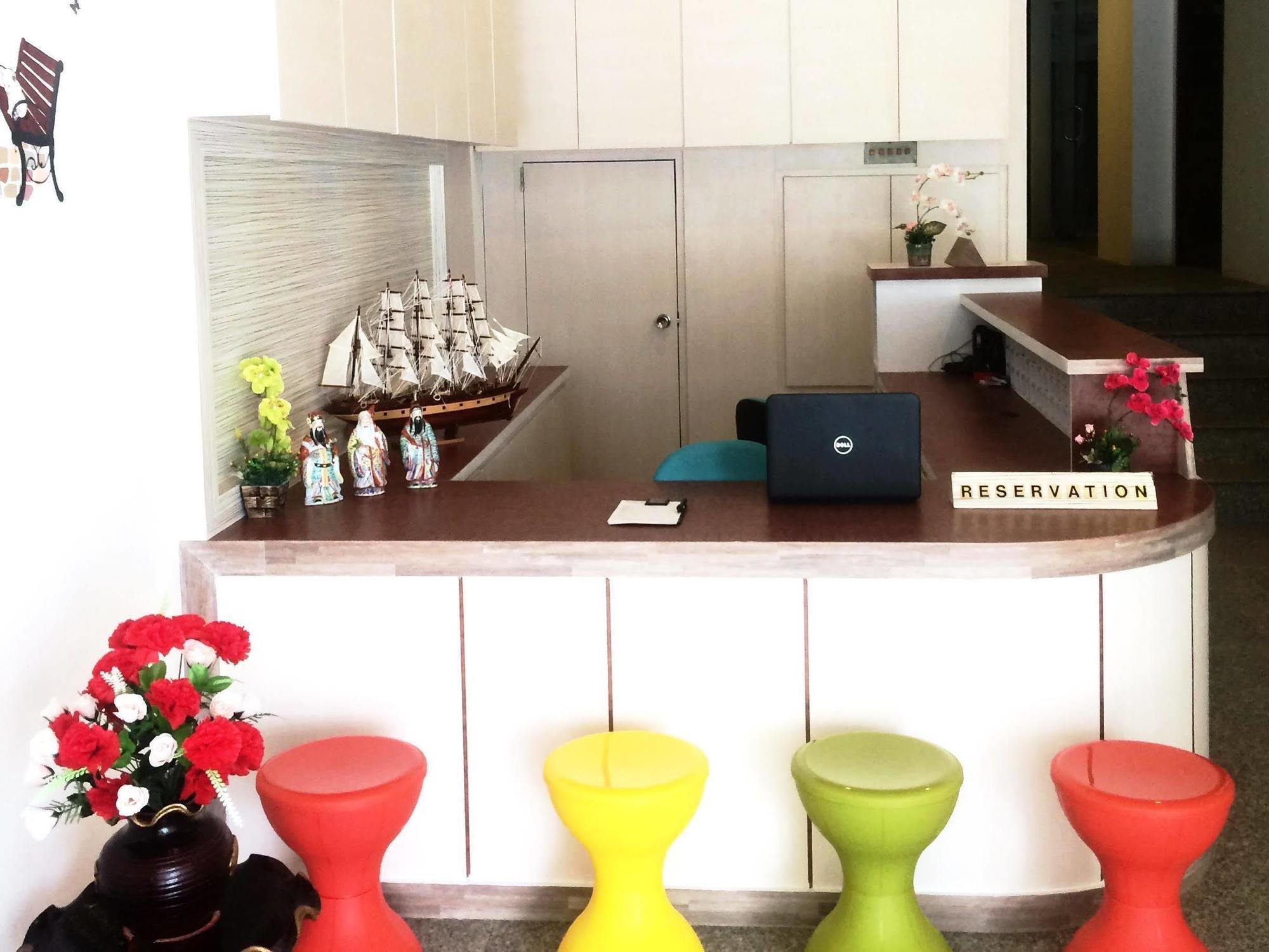 Phuthara Hostel 푸껫 외부 사진