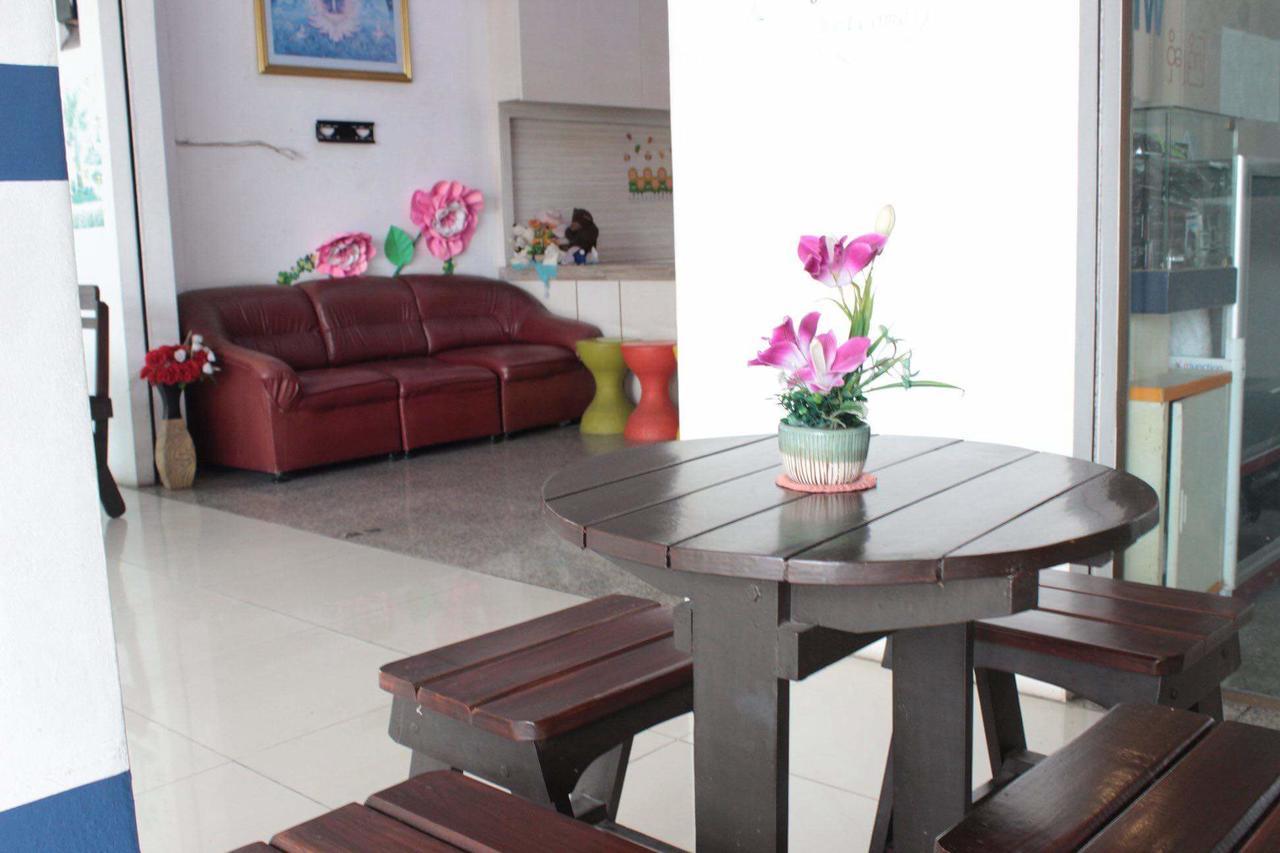Phuthara Hostel 푸껫 외부 사진