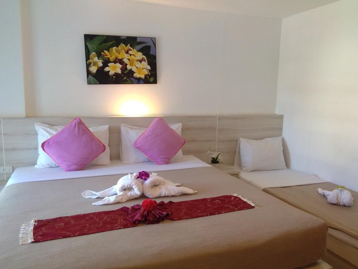 Phuthara Hostel 푸껫 외부 사진