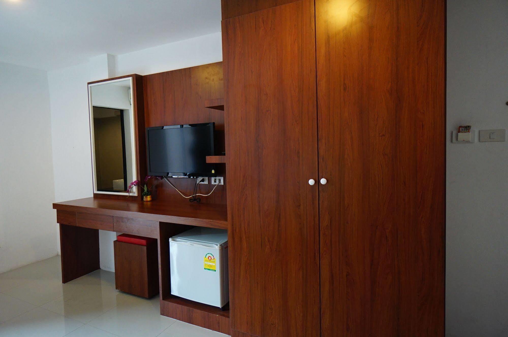 Phuthara Hostel 푸껫 외부 사진