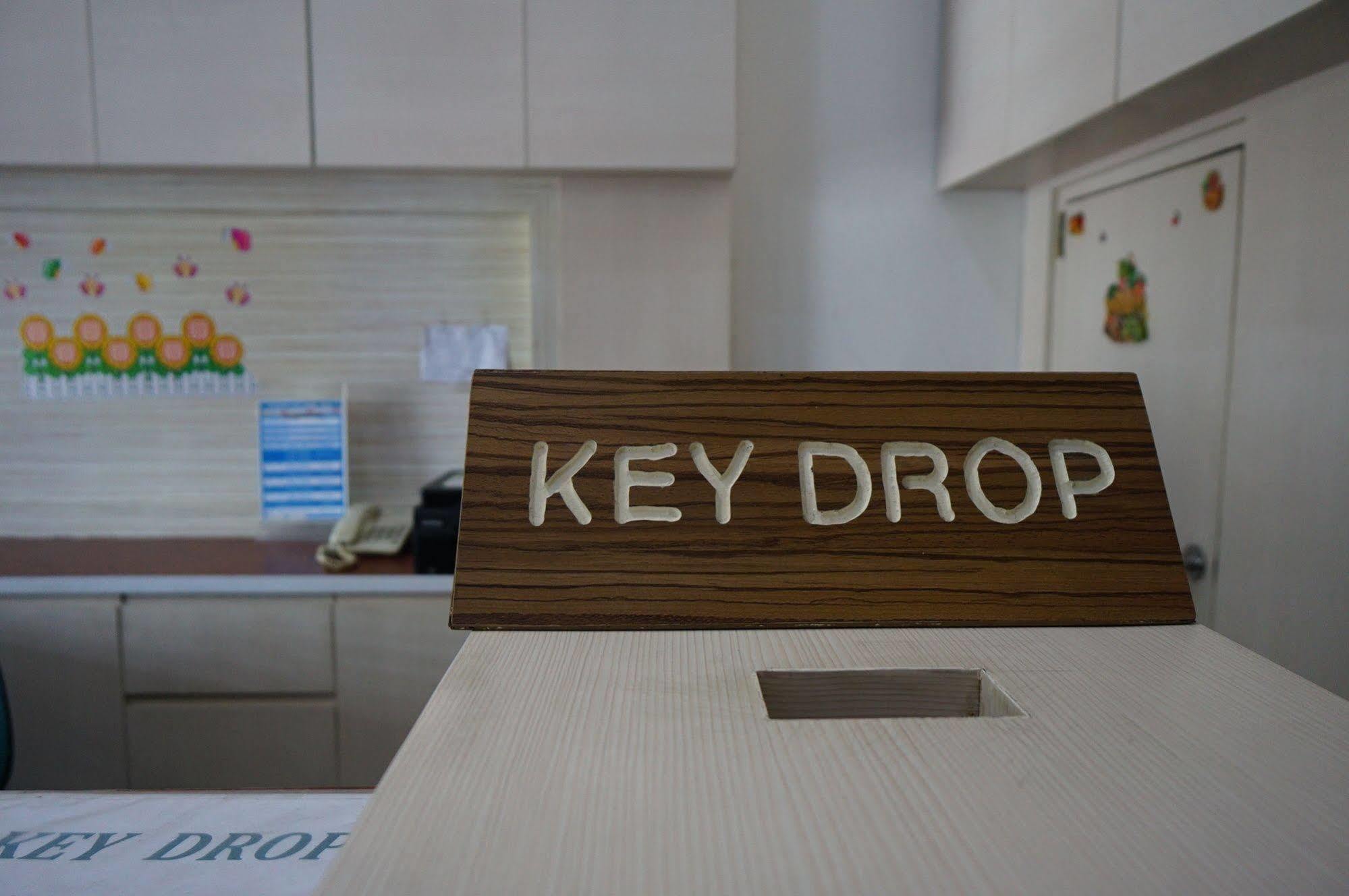 Phuthara Hostel 푸껫 외부 사진