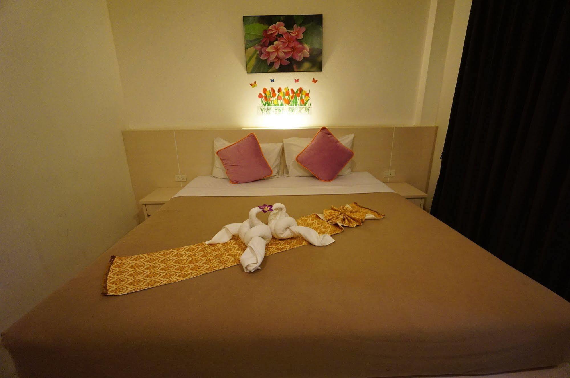 Phuthara Hostel 푸껫 외부 사진