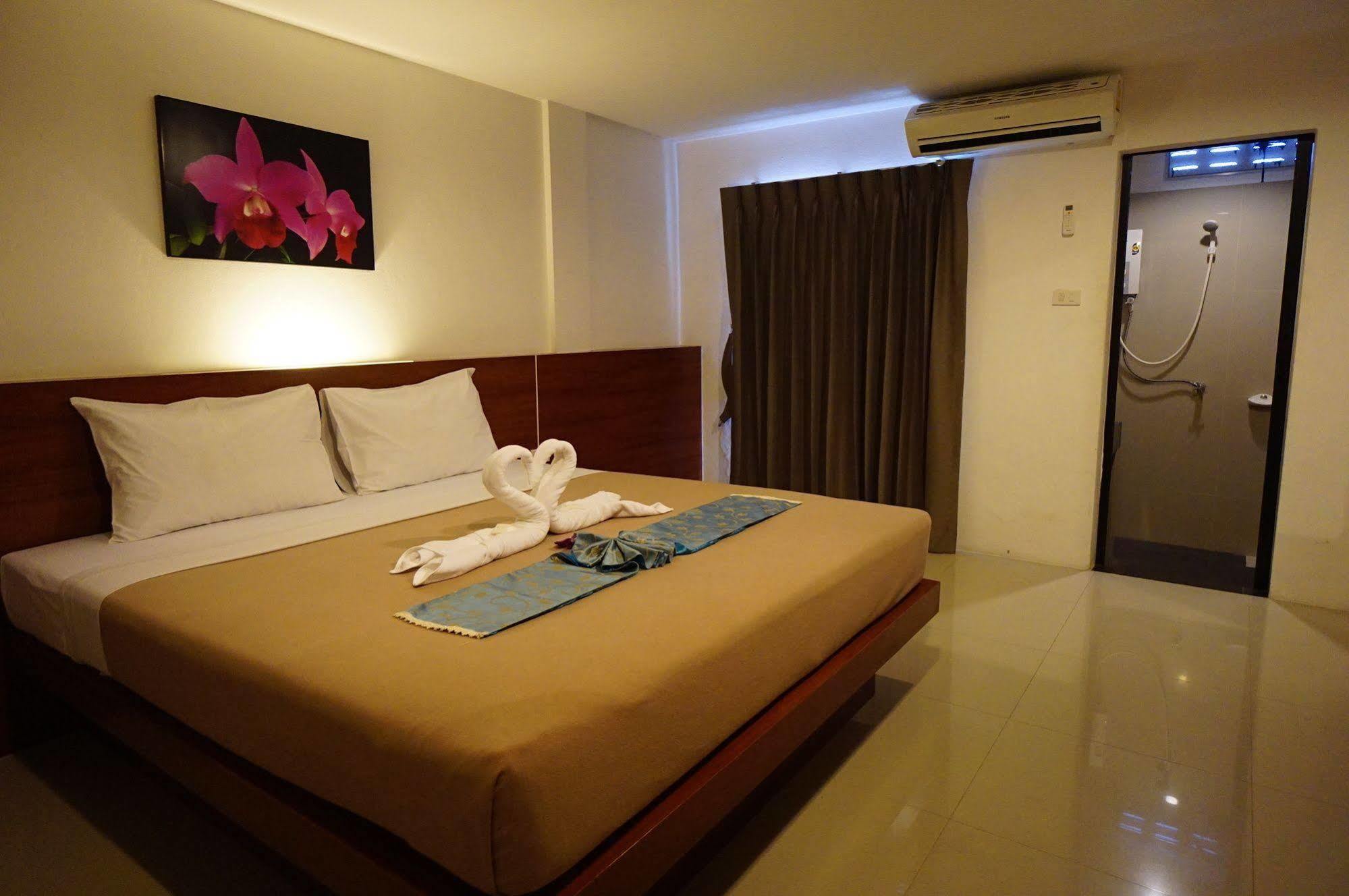 Phuthara Hostel 푸껫 외부 사진